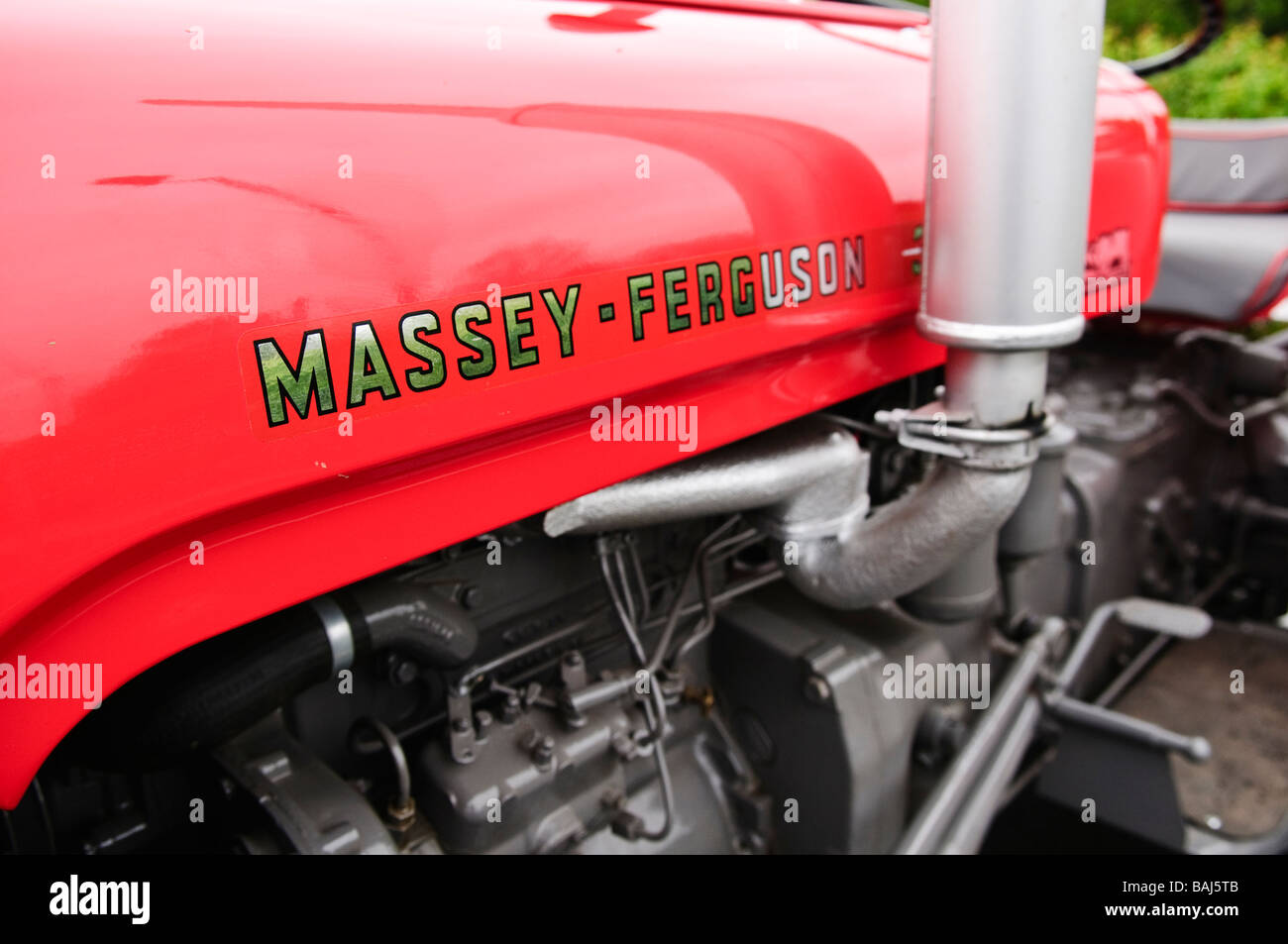 Seite von einer roten Massey Ferguson Oldtimer Ackerschlepper Stockfoto