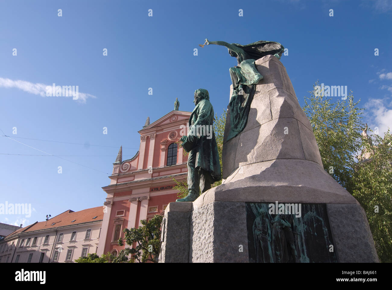 Franziskaner Kirche der Verkündigung und monumentale Statue Ljubljana Slowenien Osteuropa Stockfoto