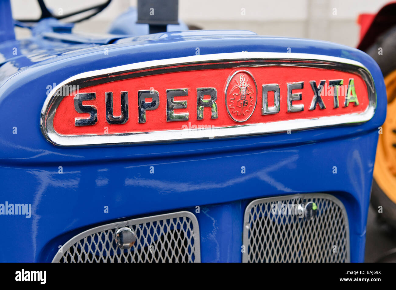 Vordere Abzeichen von einem blauen Fordson Super Dexta Vintage Bauernhof Traktor Stockfoto