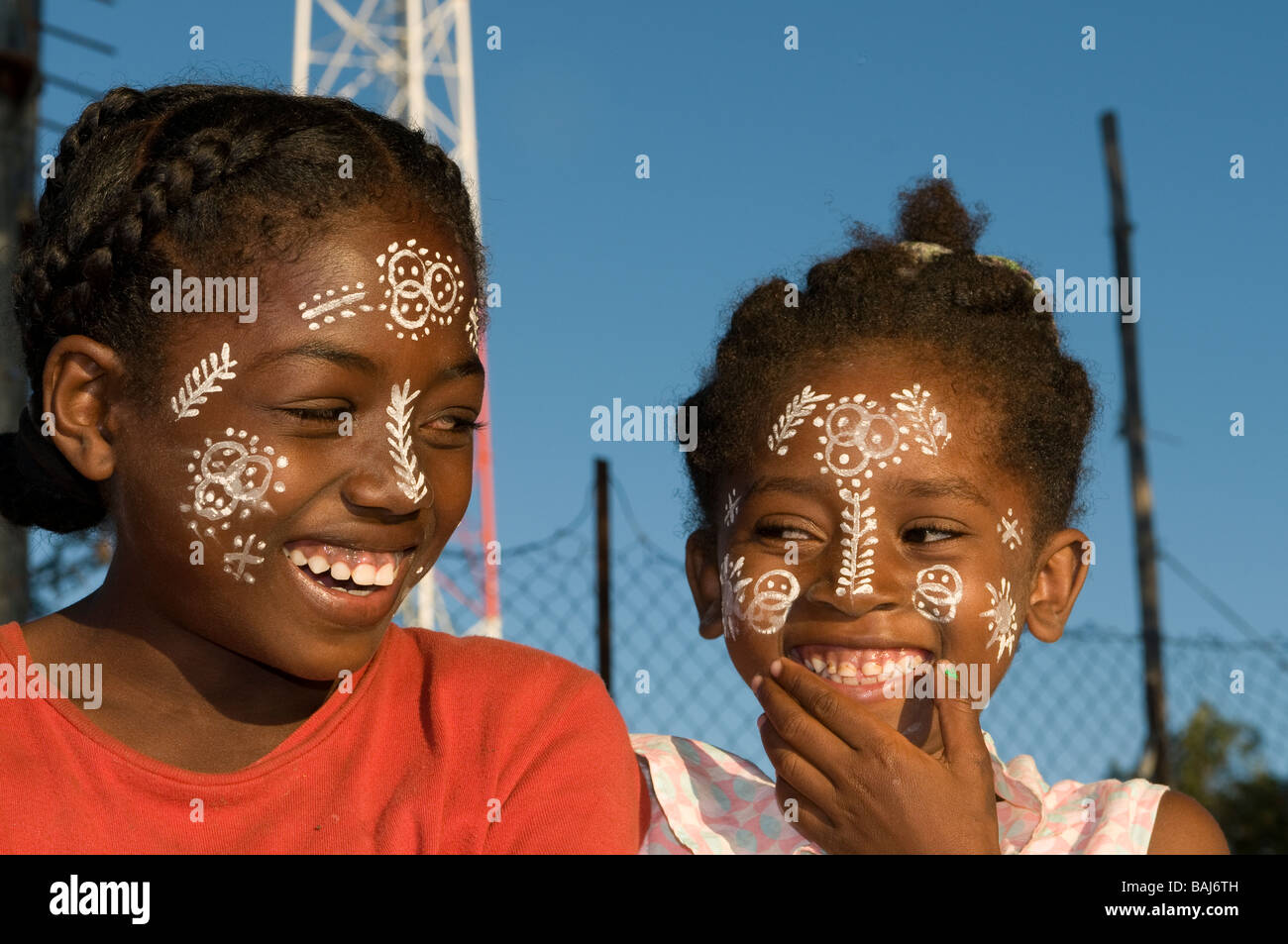Dunklen enthäutete Mädchen mit traditionellen Körper Gemälde Nosy werden Madagaskar-Afrika Stockfoto