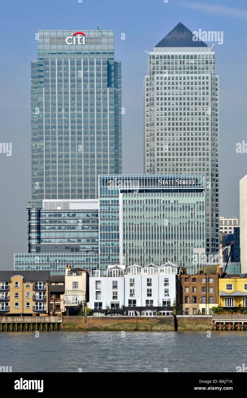 Citi-Bank-Hochhaus und Canary Wharf Tower im Bankenviertel in London Docklands neben Themse Stockfoto