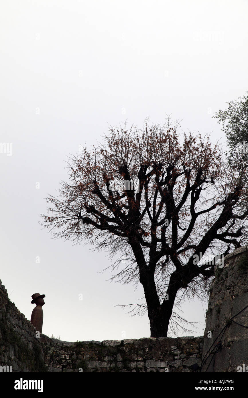 Statue des Mannes Blick auf Baum, Saint Paul De Vence Stockfoto