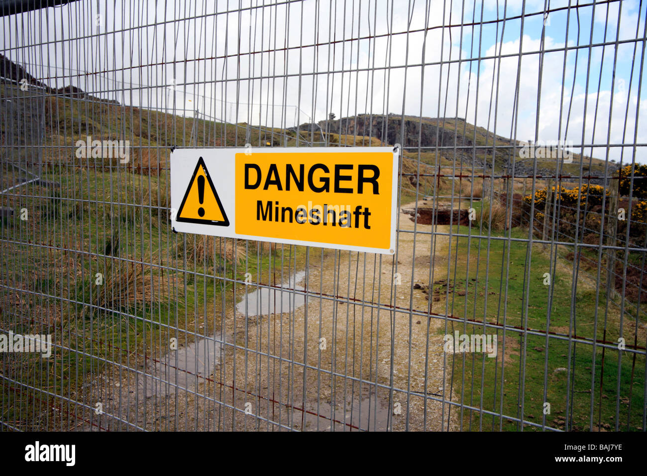 Gefahr mir Welle Zeichen am Zaun Schutz Minenschacht Zusammenbruch Schergen Cornwall England Stockfoto