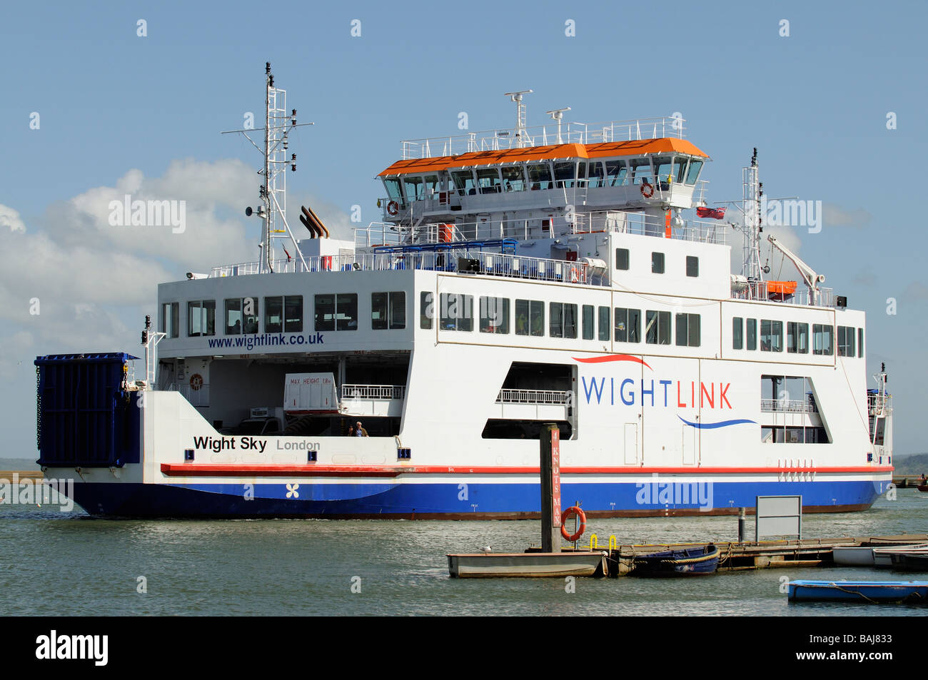 Isle Of Wight IOW ferry Wight Himmel auf Lymington Fluß nähert sich Wightlink Fähren-terminal in Lymington Hampshire UK Stockfoto