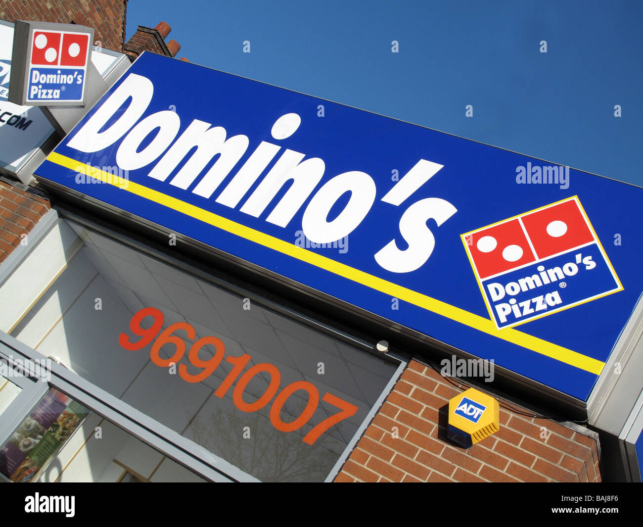 Ein Domino Pizza zum mitnehmen in einer Stadt, U.K. Stockfoto