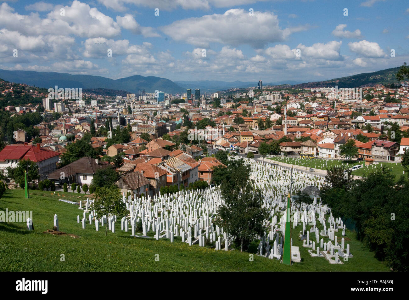 Blick über die Stadt Sarajevo und Friedhof mit Gräbern helle Bosnien Osteuropa Stockfoto