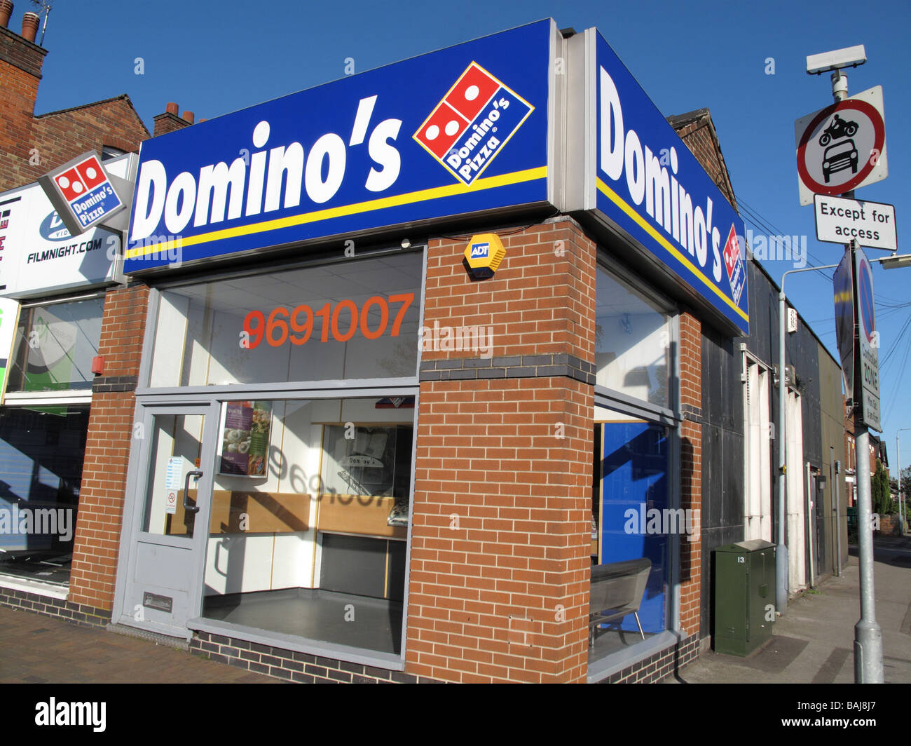 Ein Domino Pizza zum mitnehmen in einer Stadt, U.K. Stockfoto