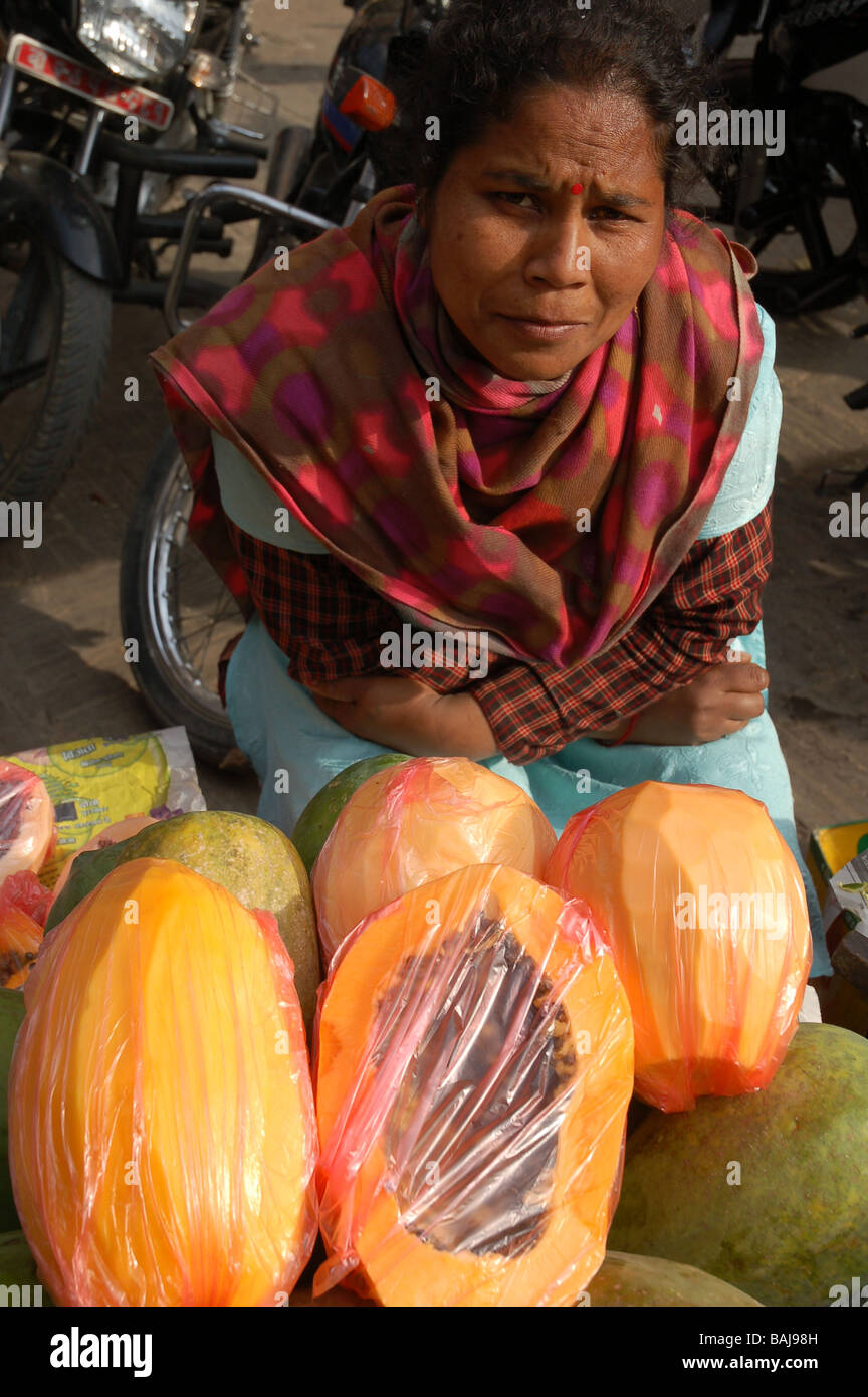 Nepalesische Mädchen in Kathmandu Obst auf dem Markt zu verkaufen Stockfoto