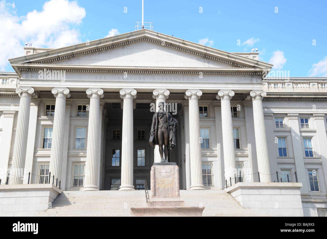 Das Finanzministerium in Washington, D.c. mit einer Statue von Alexander Hamilton, der erste Minister fuer dem Fiskus. Stockfoto