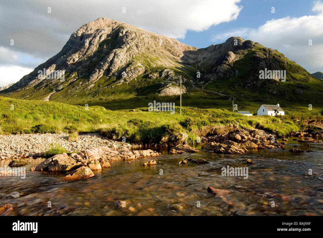 Blick über den Fluss Coupall auf den hohen Gipfeln des Buchaille Etive Mor im frühen Abendlicht Schottland Stockfoto