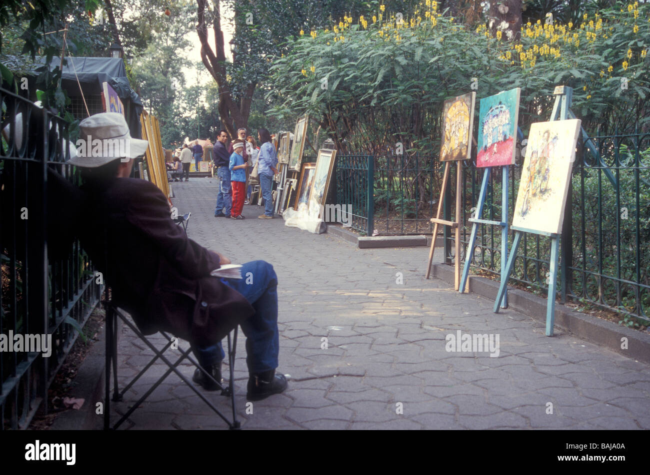 Ein Künstler seine Bilder verkaufen, bei den wöchentlichen Bazar Sabado kunsthandwerkermarkt an der Plaza San Jacinto in San Angel statt, einem Vorort von Mexico City Stockfoto