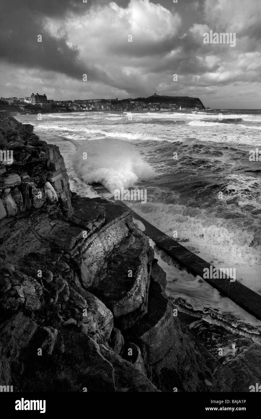 Raue See und stürmischen Himmel in South Bay Scarborough Stockfoto