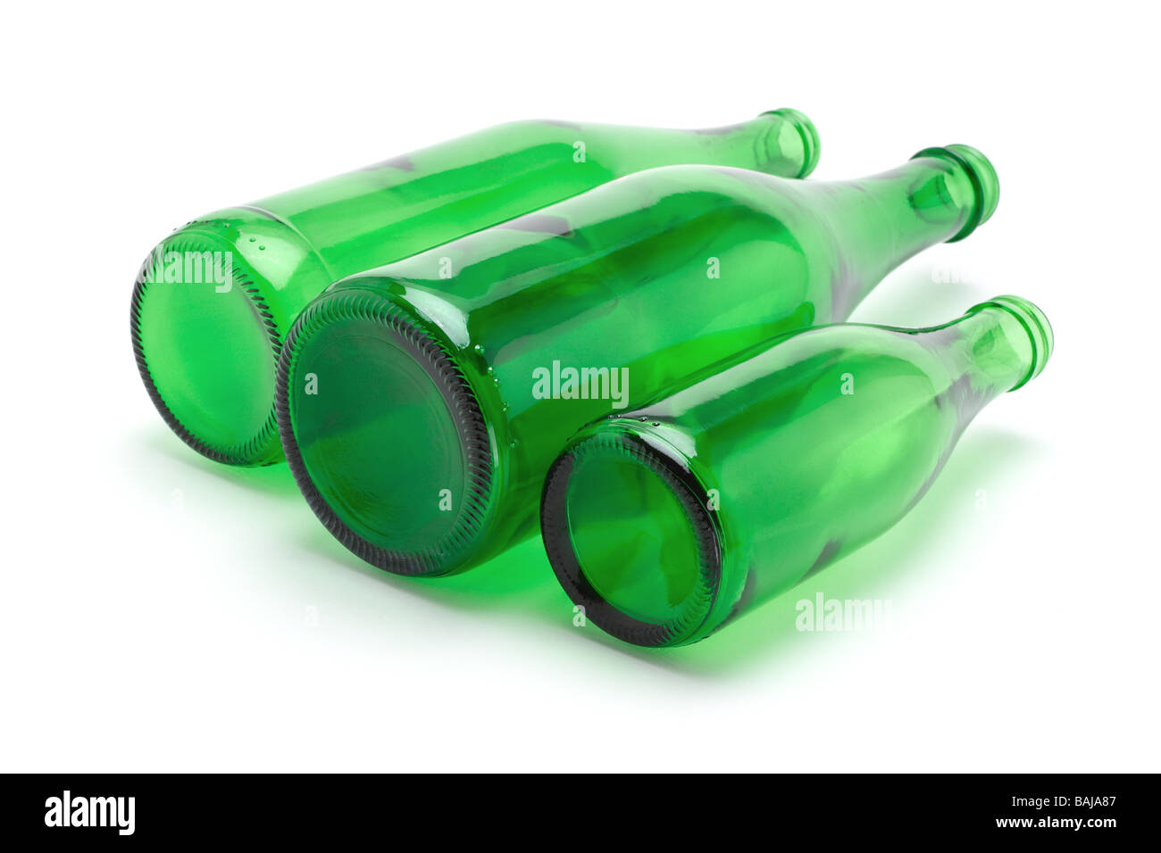 Drei grüne Glasflaschen auf weißem Hintergrund Stockfoto