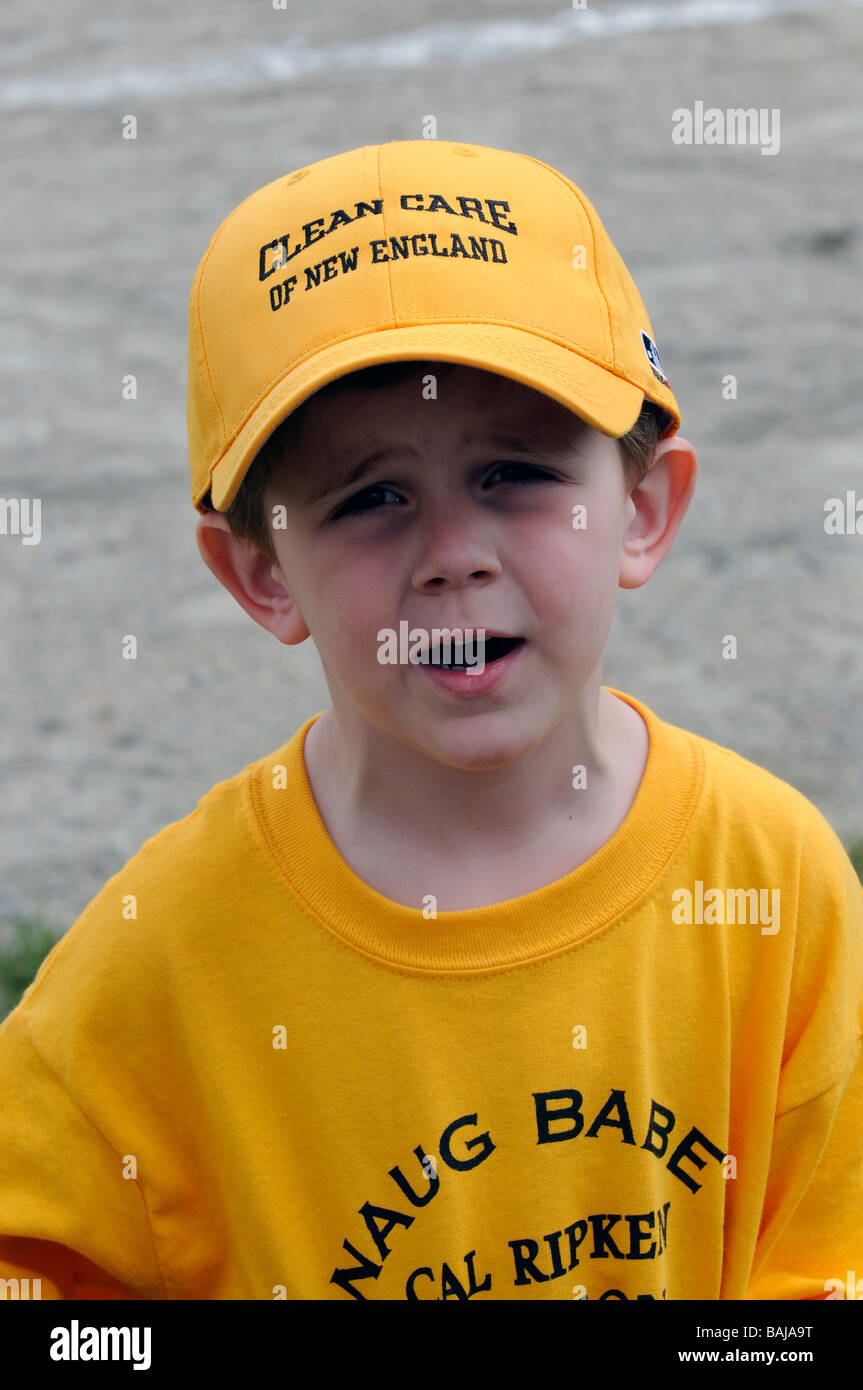 Junge am Abschlag Ball stoppen für Bild darstellen. Stockfoto