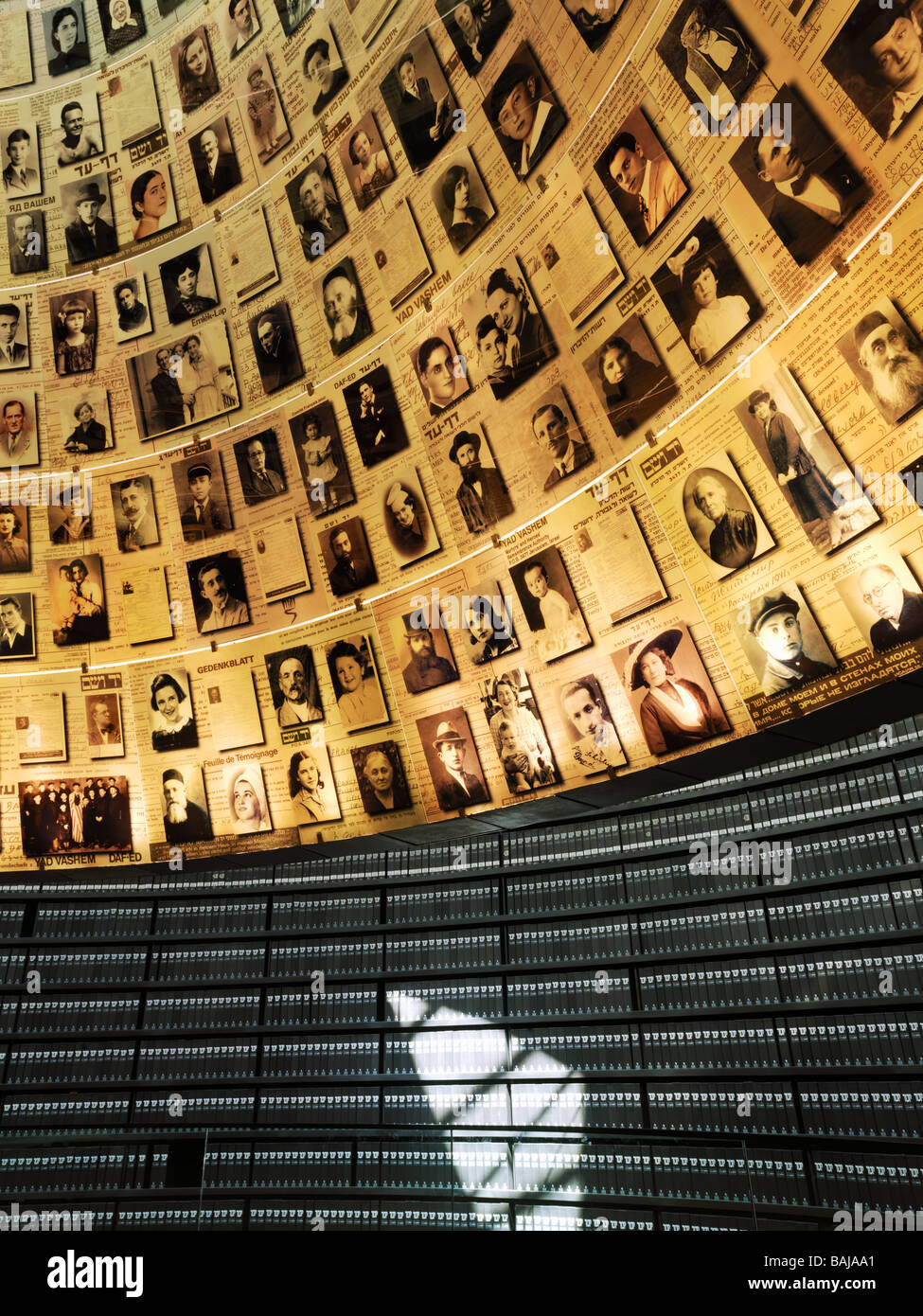 Israel Jerusalem Yad Vashem Halle der Namen, Mengen an Holocaust-Opfer Stockfoto