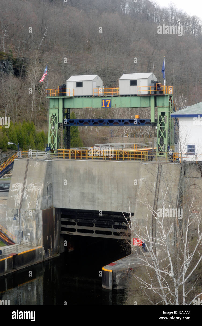 Erie-Kanal und Schleuse im historischen Mohawk River Valley im oberen Staat New York. Stockfoto