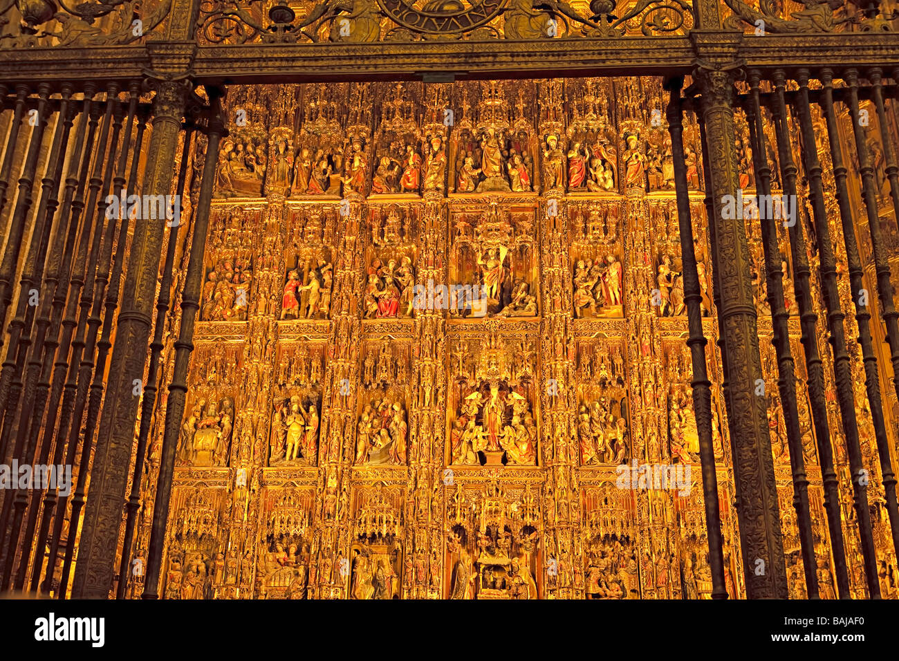 Details von dem hohen Alter in der Kathedrale von Sevilla und La Giralda (Bell Tower/Minarett), ein UNESCO-Weltkulturerbe. Stockfoto