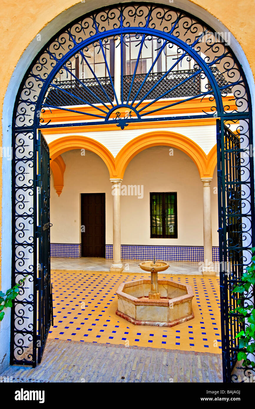 Eingang zu einem Hof in der Reales Alcazares (Königlicher Palast) - ein UNESCO-Weltkulturerbe, das Viertel Santa Cruz, Stockfoto