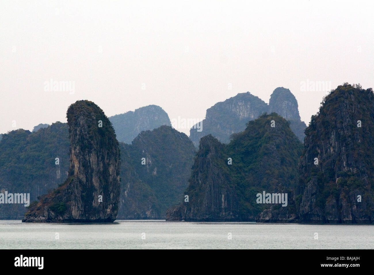 Nebliger Morgen Ansichten von Ha Long Bay Vietnam Stockfoto