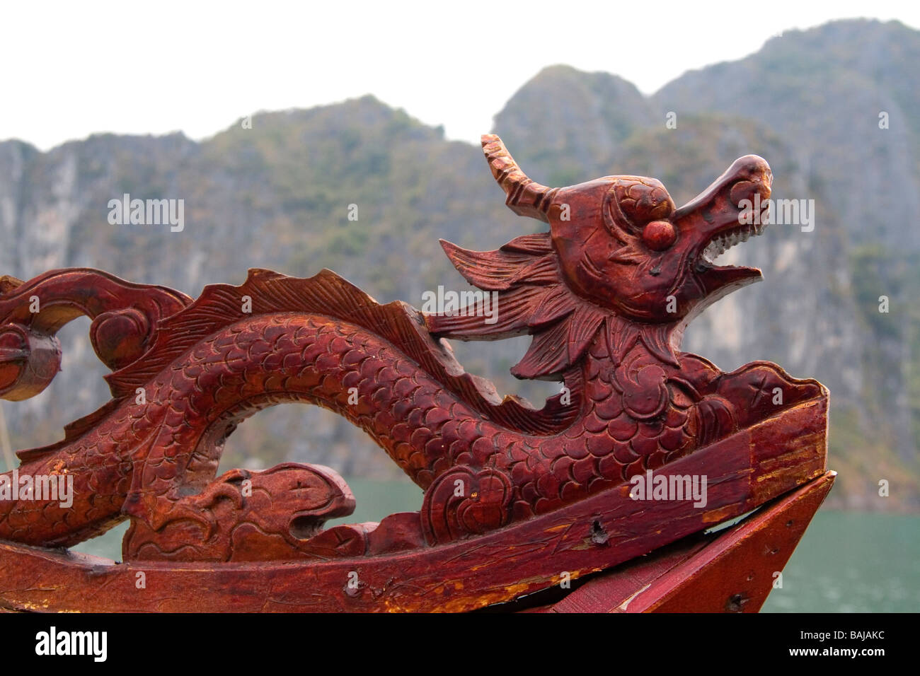 Drachen Schnitzerei Detail auf einem Boot in Ha Long Bay Vietnam Stockfoto