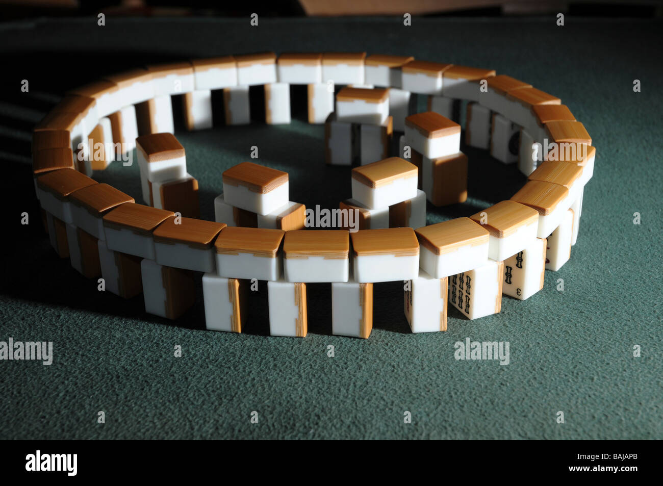Modell von Stonehenge mit Mahjong Fliesen gemacht. Stockfoto