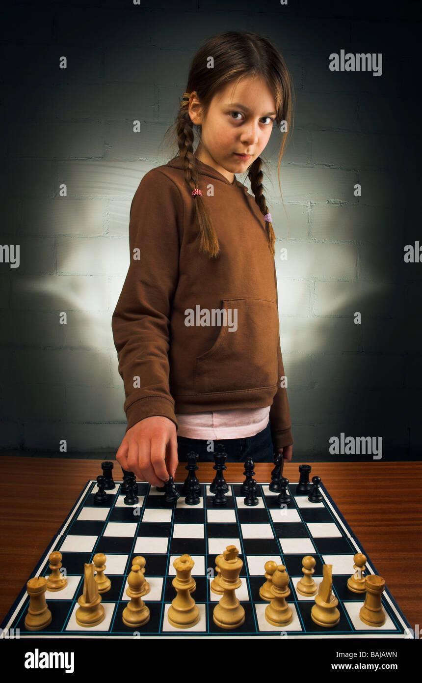 junges Mädchen (10) spielt Schach (gegen die Regeln verstoßen und beginnend mit schwarz) Stockfoto