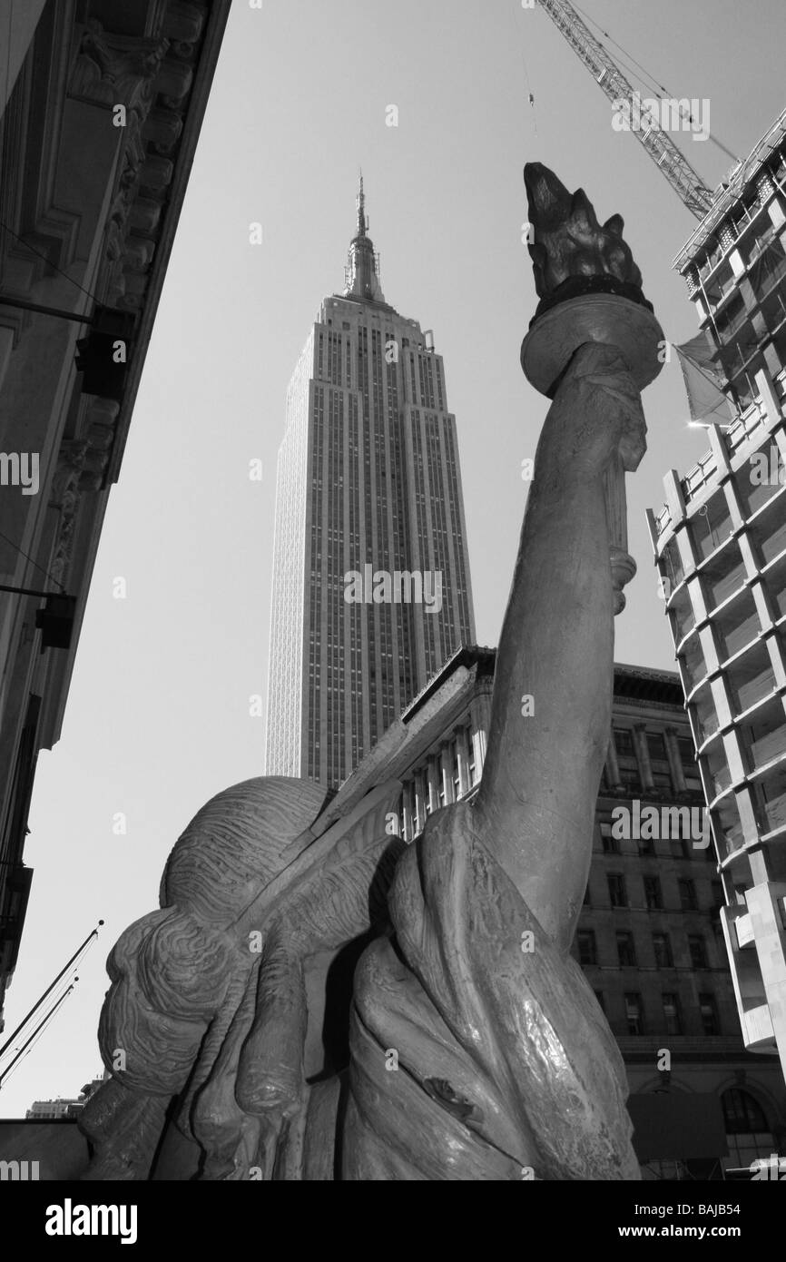 Replik der Statue of Liberty in der Nähe von Empire State Building in Midtown Manhattan. Stockfoto