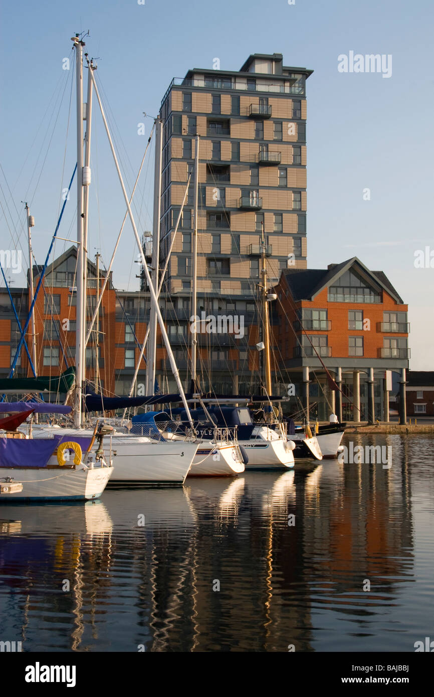 Yachten ankern in Ipswich Marina mit neuen Luxus-Apartment-Gebäude im Hintergrund Stockfoto