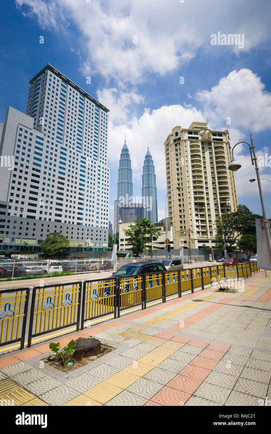 Petronas Twin Towers Veiwed zwischen 2 Gebäude der Stadt Stockfoto