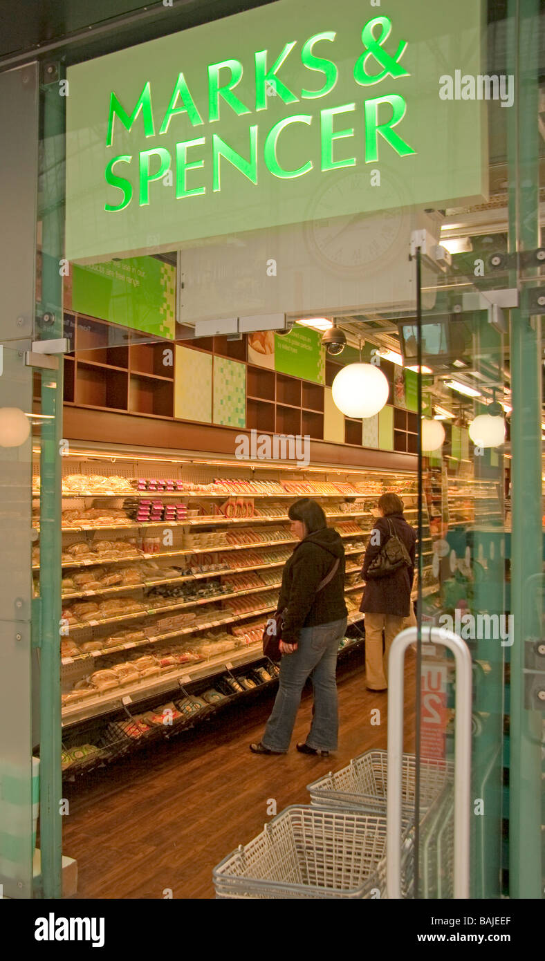 Sandwiches und Snacks zum Verkauf an ein Marks Spencer Simply Food store Stockfoto