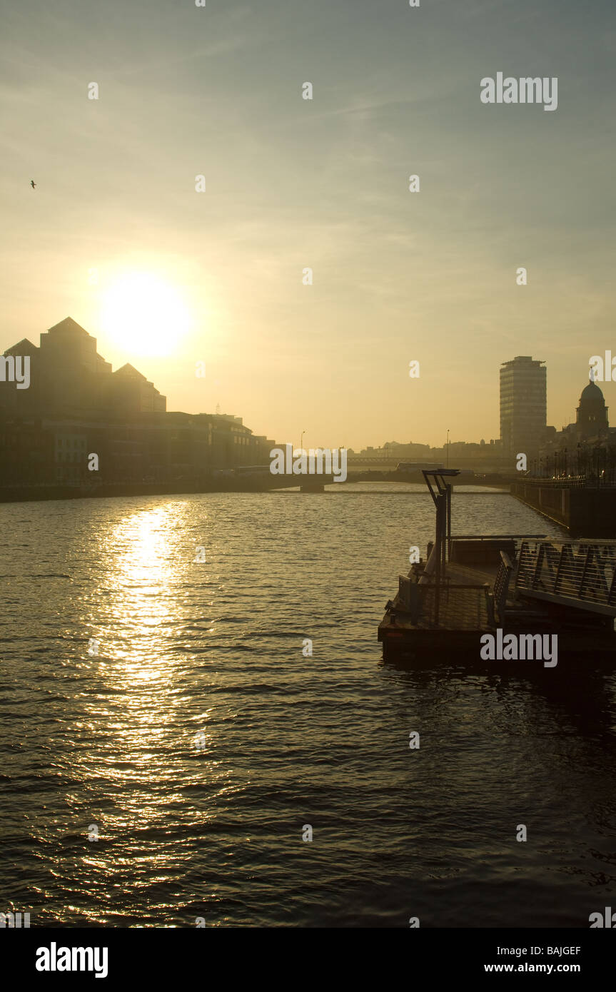 Sonnenuntergang über dem Fluss Liffey von der Millennium Bridge, Dublin, Irland Stockfoto