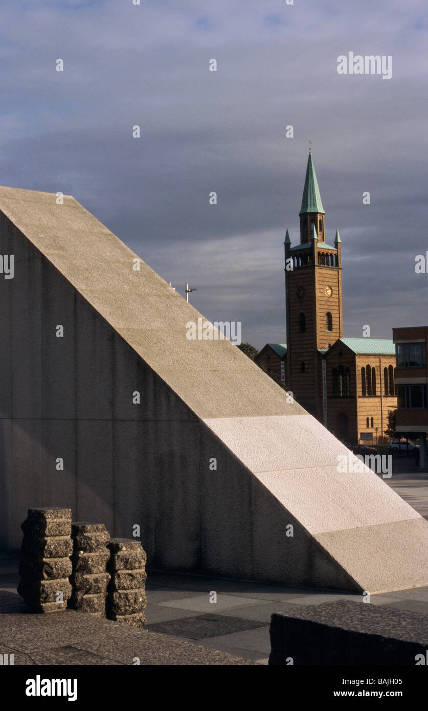 zeitgenössische Skulptur außerhalb das Kulturforum-Museum und St. Matthäus Kirche Berlin Stockfoto