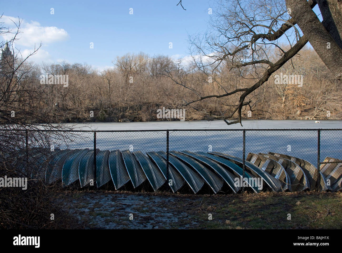 Central Park See Boote horizontalen Szene gefrorenen Wintersaison design im freien Erholung Stadtbild New York Skyline Tourismus Stockfoto