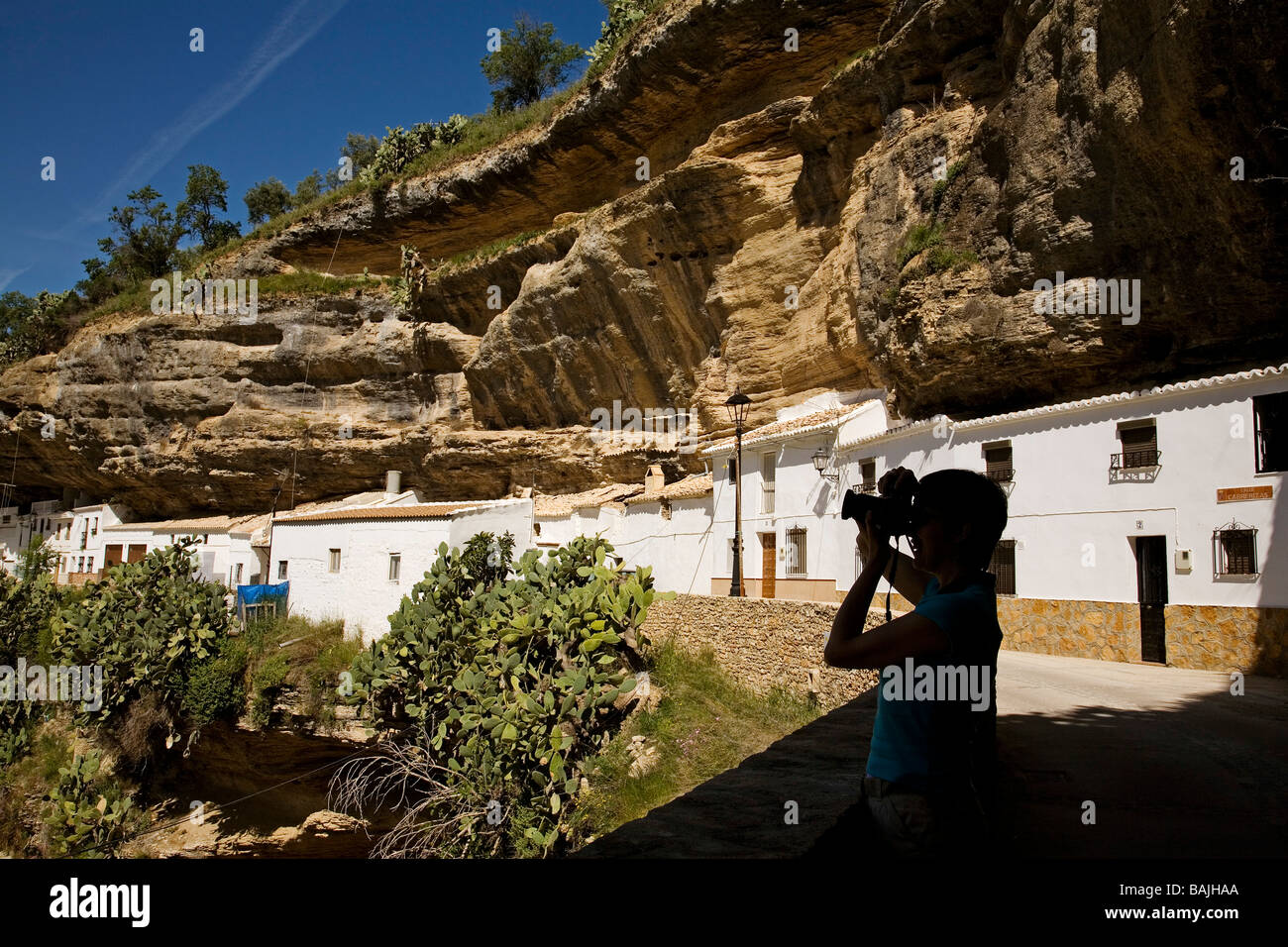 Typische Häuser in Setenil de Las Bodegas weißen Dörfer Sierra de Cadiz Andalusien Spanien Stockfoto