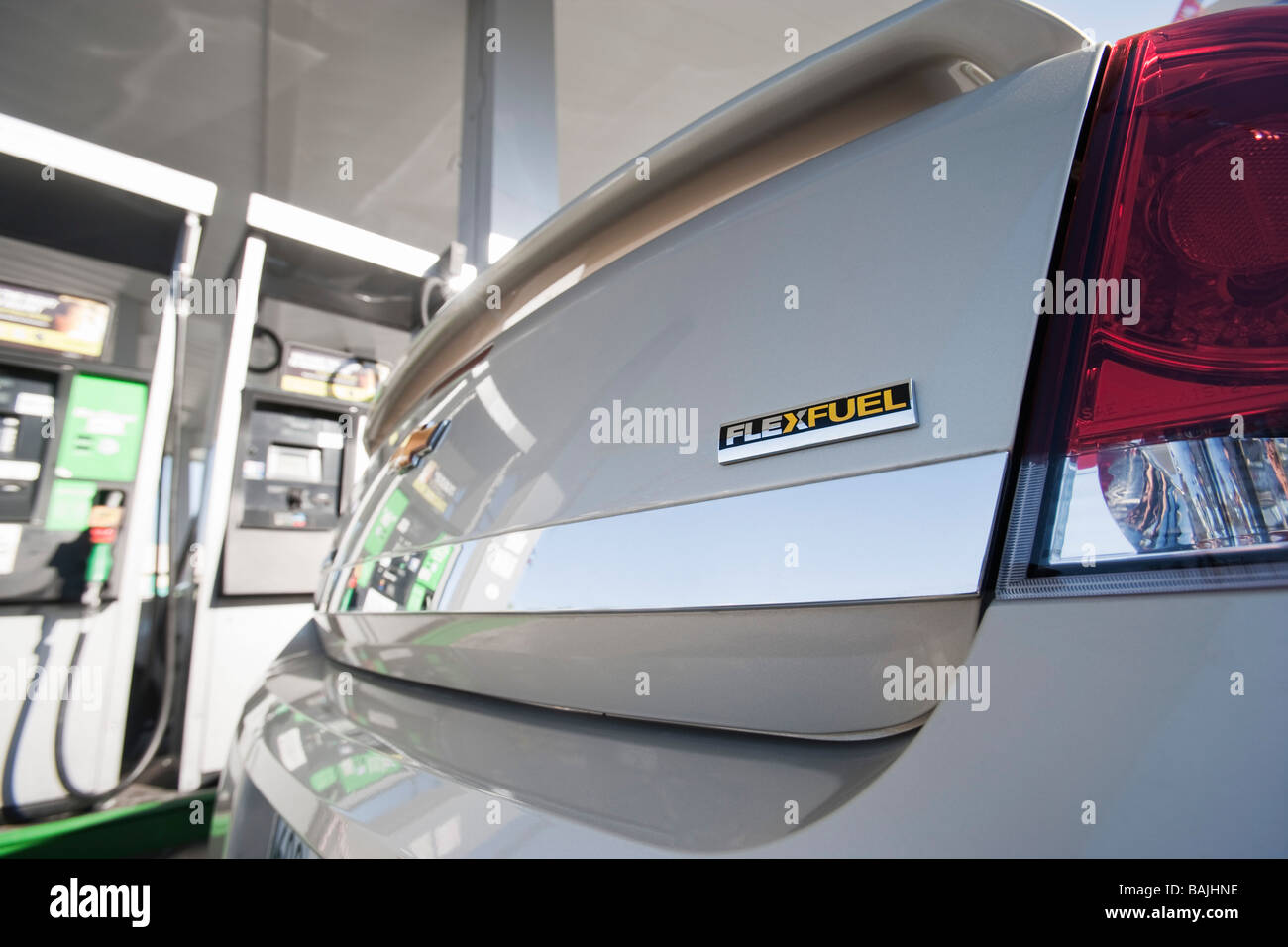 Nahaufnahme eines flexiblen betriebenen Auto an Tankstelle Stockfoto