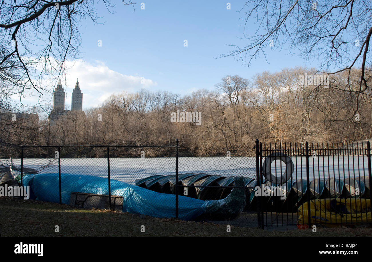 Central Park See Boote horizontalen Szene gefrorenen Wintersaison design im freien Erholung Stadtbild New York Skyline Tourismus Stockfoto