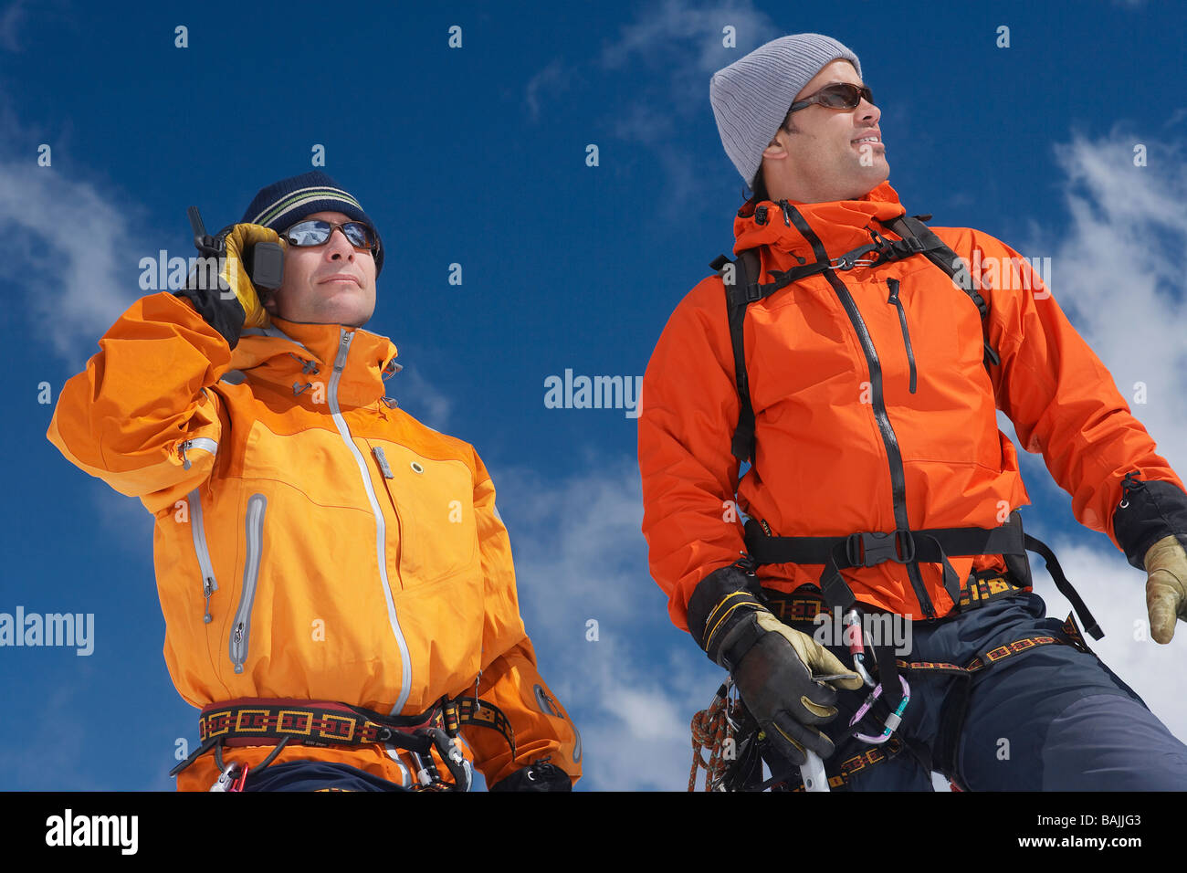 Zwei Bergsteiger stehen im Freien, ein verwenden walkie-talkie Stockfoto