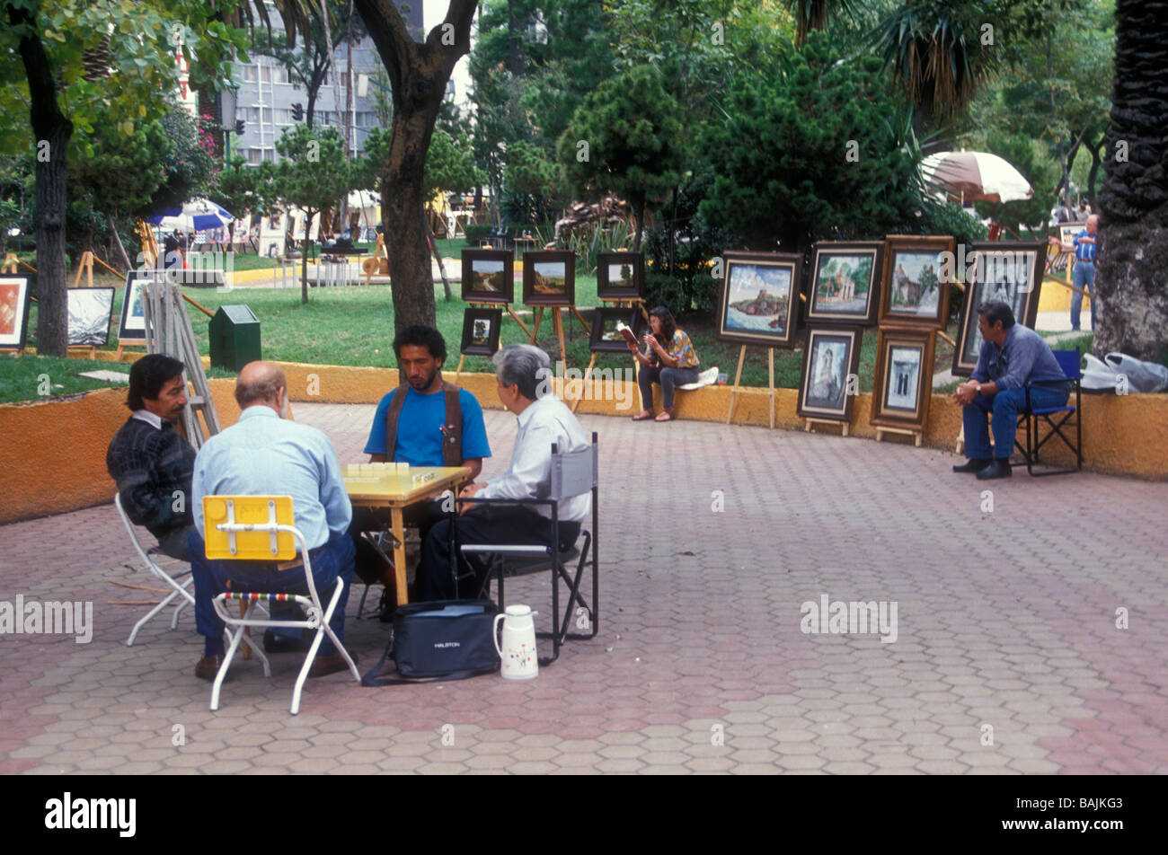 Männer spielen Domino in Sullivan Park Jardin del Arte Sonntag Kunstmesse in Mexiko-Stadt Stockfoto