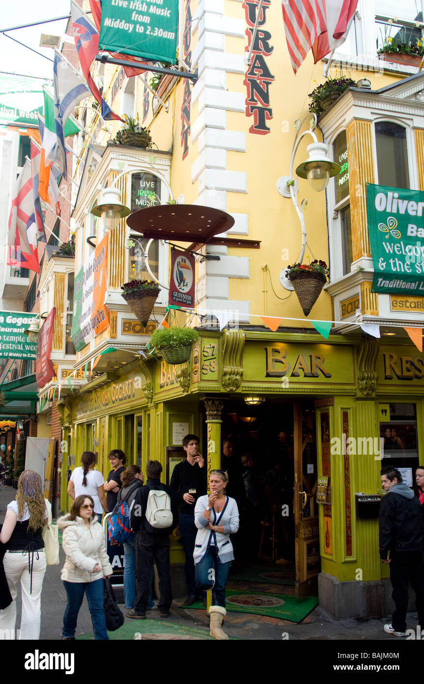 Ecke Kneipe am St Parick Tag in Temple Bar, Dublin, Irland Stockfoto