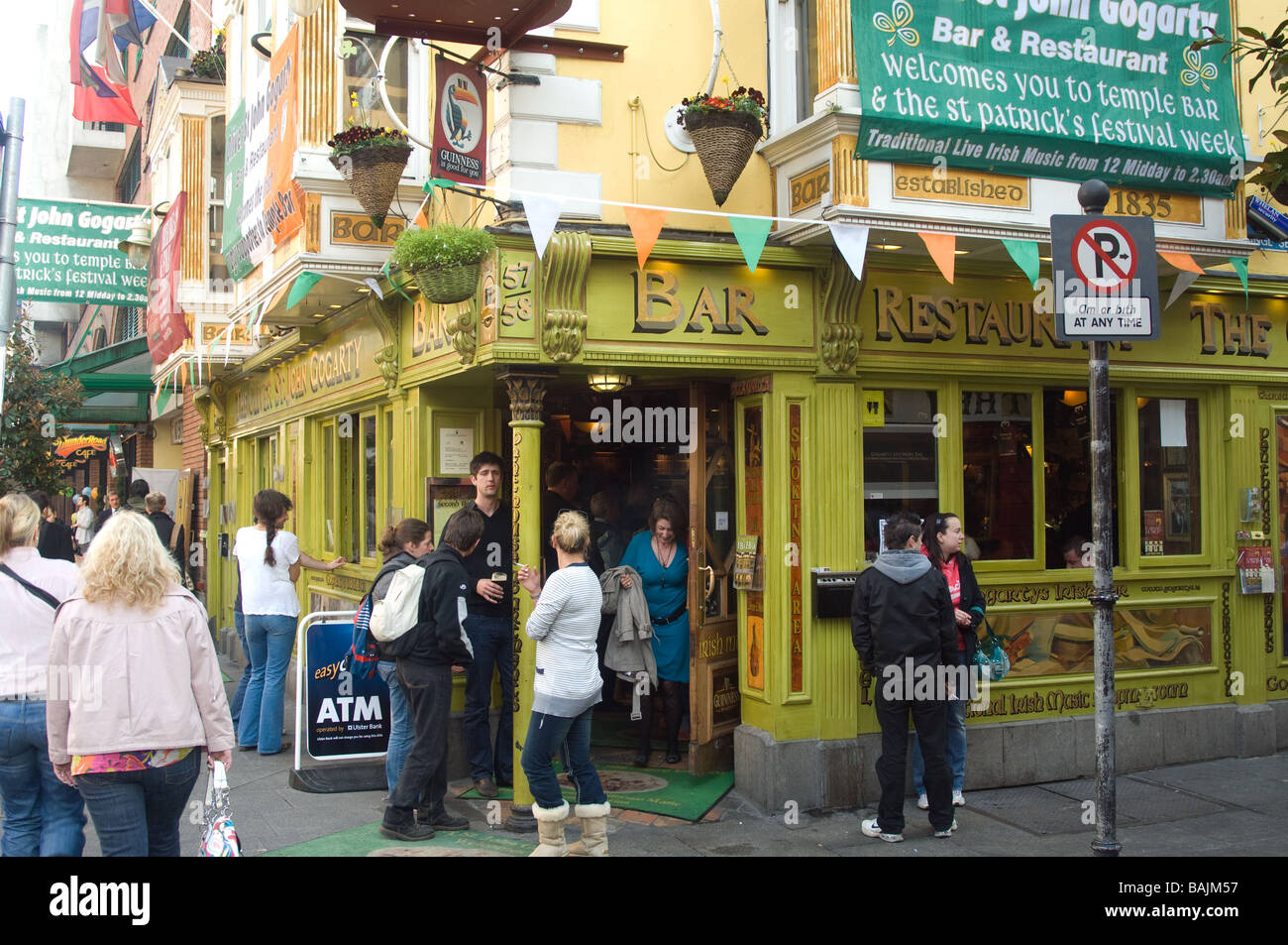 Ecke Kneipe am St Parick Tag in Temple Bar, Dublin, Irland Stockfoto