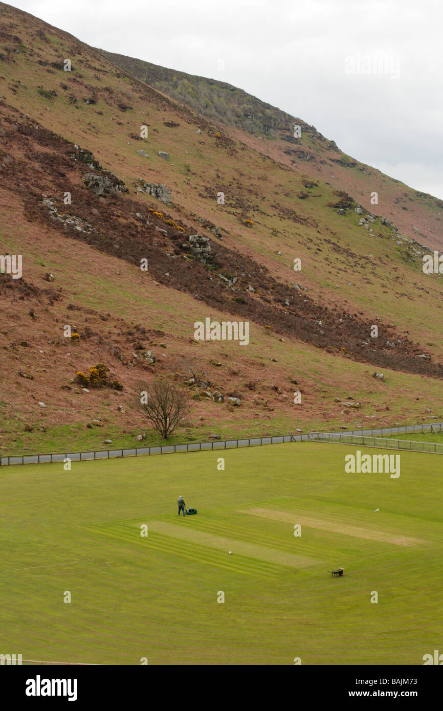 Platzwart Vorbereitung Cricket-Platz inmitten von Felsen und Hügeln, Tal der Felsen, Lynton, North Devon. Stockfoto