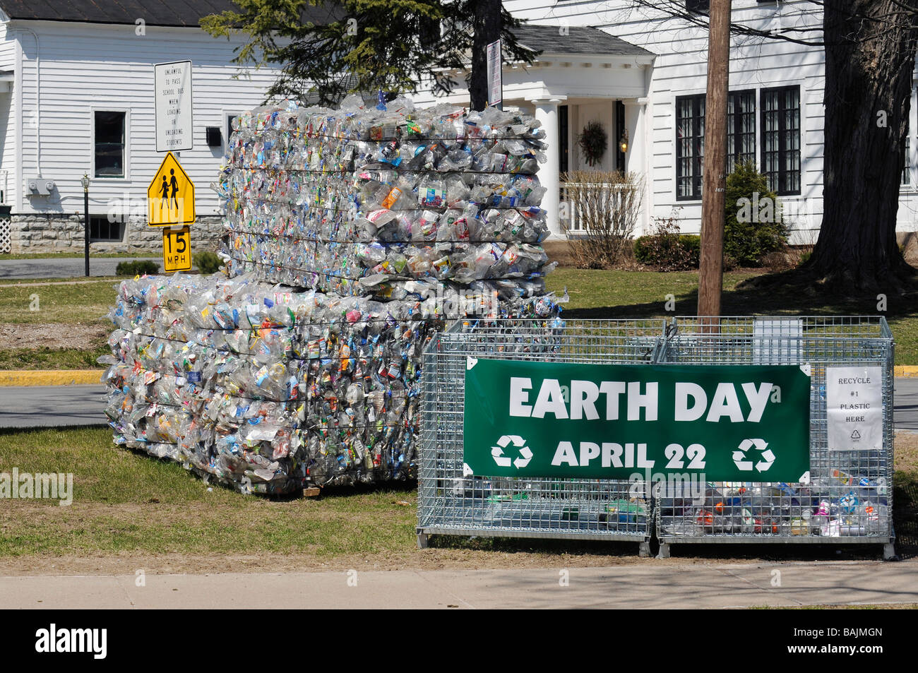 Erde-Tag-Anzeige von Material für das recycling in Lowville New York bereit Stockfoto