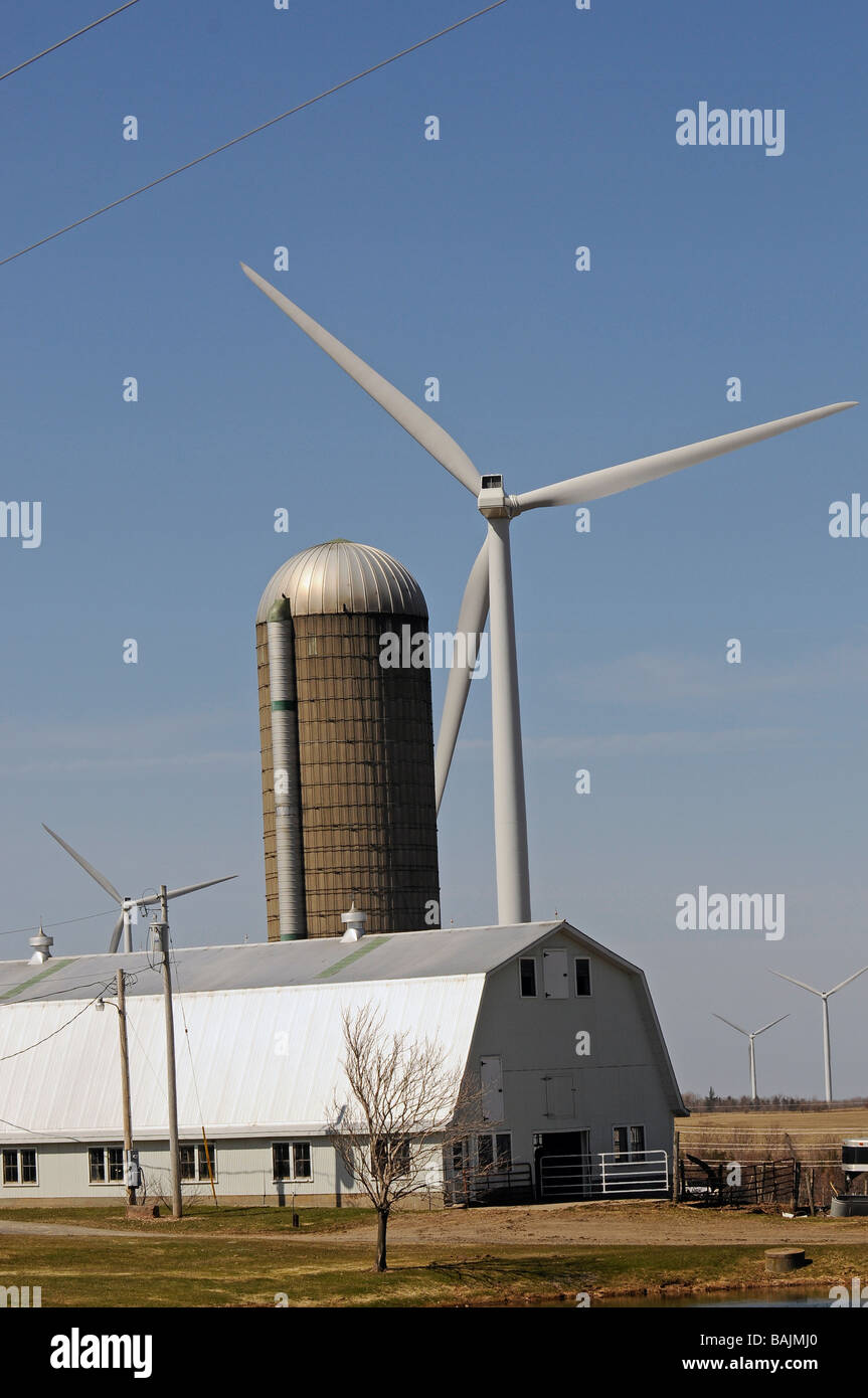 Windmühle in der Nähe von Scheune und Silo und Teil des Maple Ridge Windpark auf Schlepper Plateau im oberen Staat New York Stockfoto
