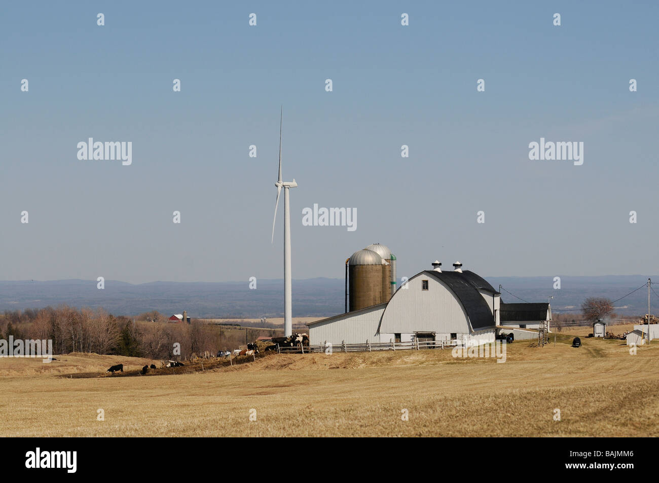 Ansicht von Windenergieanlagen auf Bauernhof mit Scheune und Silo in Maple Ridge Windpark im oberen Staat New York in der Nähe von Lowville auf Schlepper plateau Stockfoto