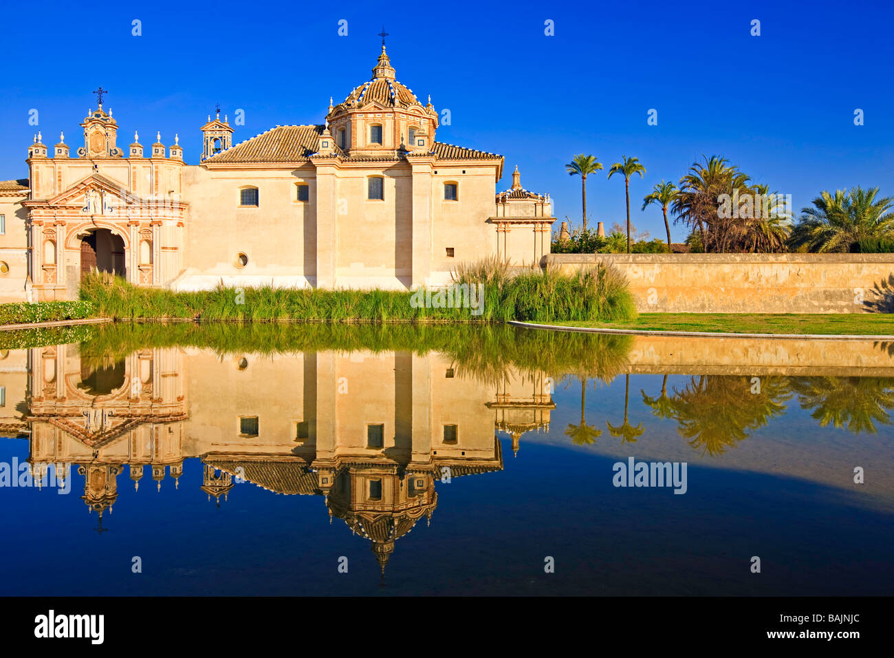 Reflexionen auf einem Teich in der Jardin De La Cartuja das Monasterio de Santa Maria de las Cuevas - La Cartuja de Sevilla. Stockfoto