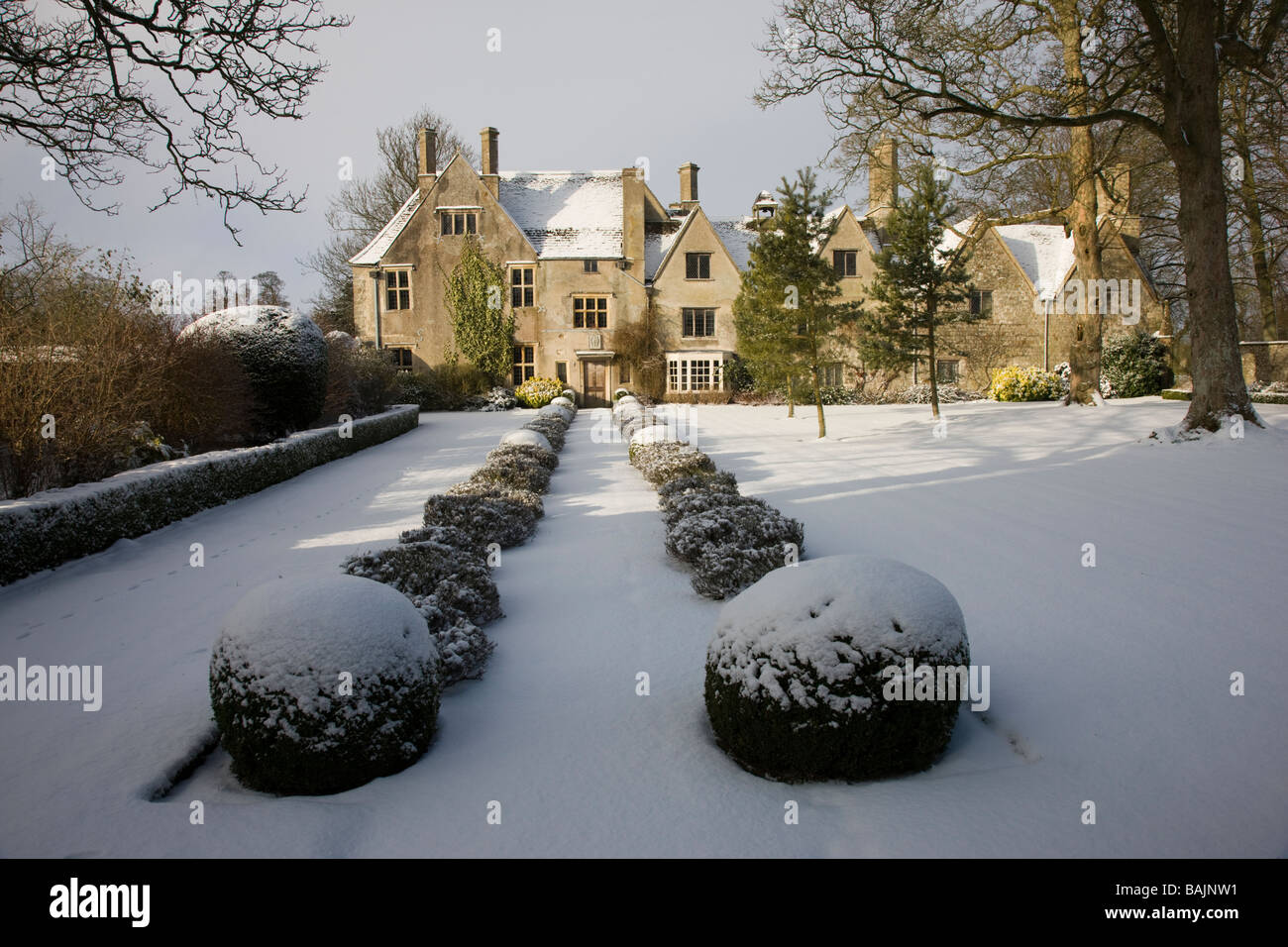 Avebury Manor im Schnee BESESSENEN außerhalb der Unterkunft von einem öffentlichen FUßWEG Stockfoto