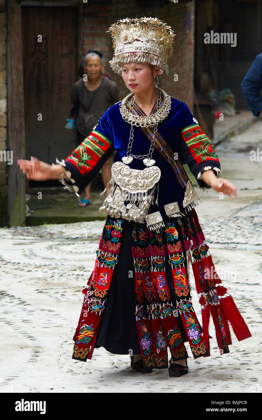 China, Provinz Guizhou, Xijiang, ethnische Gruppe von Miao mit hundert Faltenrock, Miao junge Frau in Tracht und Stockfoto