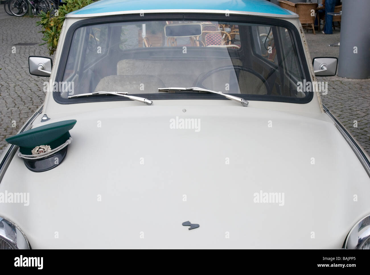 militärische Hut auf Trabant Auto Checkpoint Charlie Berlin Stockfoto