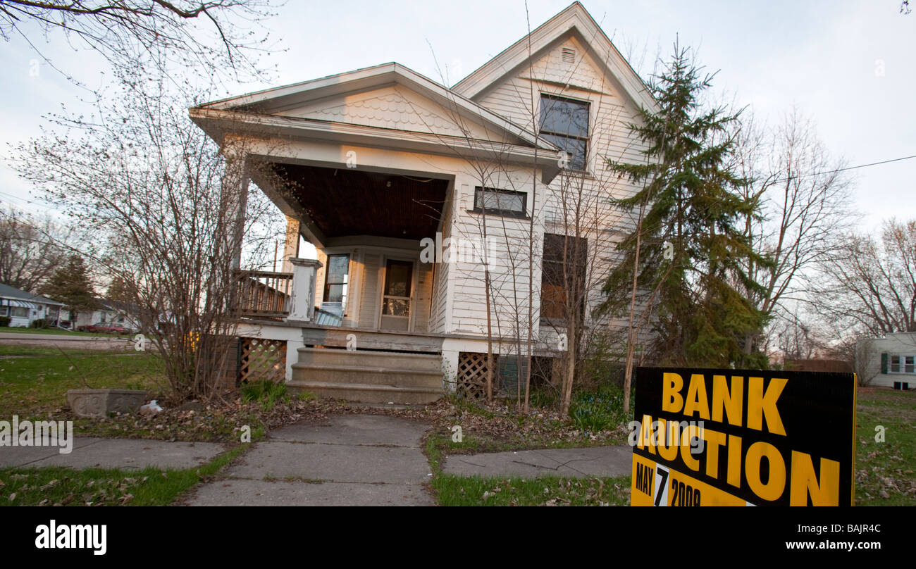 Merrill Michigan A Zeichen kündigt die bevorstehende Bank Auktion ein ausgeschlossenes Haus im ländlichen Michigan Stockfoto