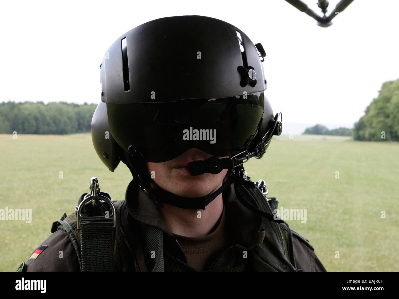 Fallschirmjäger mit schwarzen Helm und Visier Stockfoto